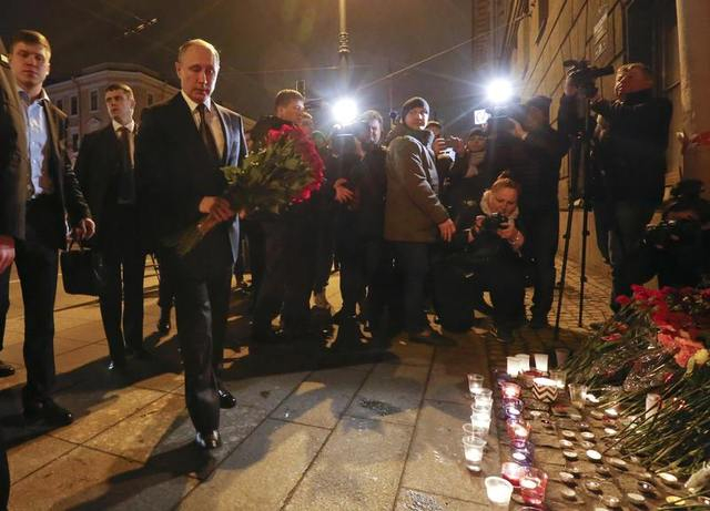 Tổng thống Putin đ&atilde; tới đặt hoa tưởng niệm c&aacute;c nạn nh&acirc;n tại ga Tekhnologichesky Institut, gần hiện trường vụ nổ. (Ảnh: Reuters)