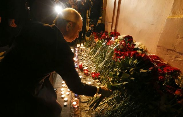 &Ocirc;ng Putin đặt hoa tưởng niệm c&aacute;c nạn nh&acirc;n. (Ảnh: Reuters)