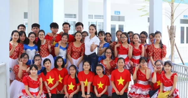 Hoa hậu Biển Thùy Trang được học sinh quây kín ở Vĩnh Yên