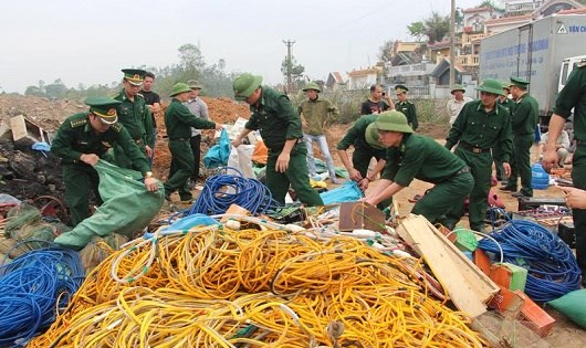 BĐBP tỉnh Quảng Ninh tổ chức ti&ecirc;u hủy tang vật khai th&aacute;c thủy sản tr&aacute;i ph&eacute;p.