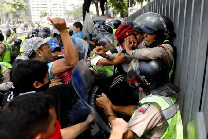 Người biểu t&igrave;nh ẩu đả với lực lượng an ninh trong một cuộc biểu t&igrave;nh phản đối tại thủ đ&ocirc; Caracas, Venezuela.