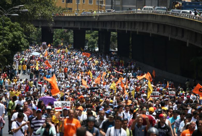 D&ograve;ng người ủng hộ phe đối lập phản đối ch&iacute;nh phủ Tổng thống Nicolas Maduro đổ về thủ đ&ocirc; Caracas.