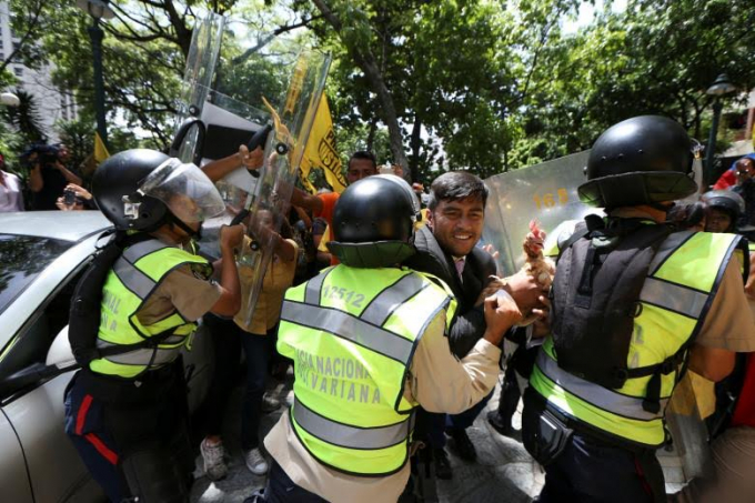 Venezuela: L&agrave;n s&oacute;ng biểu t&igrave;nh chống ch&iacute;nh phủ lan rộng