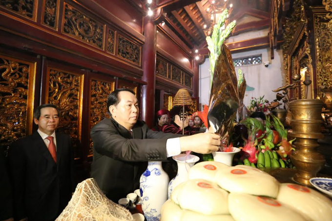Chủ tịch nước Trần Đại Quang d&acirc;ng hoa tưởng nhớ c&aacute;c Vua H&ugrave;ng.