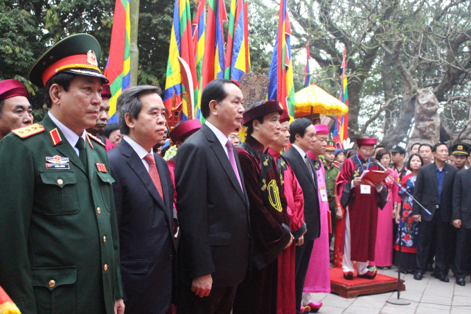 Chủ tịch nước Trần Đại Quang c&ugrave;ng đo&agrave;n h&agrave;nh lễ th&agrave;nh k&iacute;nh v&agrave; trang nghi&ecirc;m tại Lễ hội Đền H&ugrave;ng.