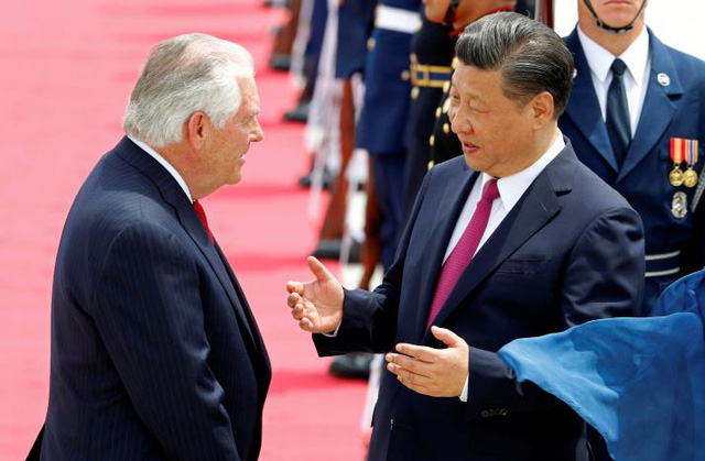 Chủ tịch Trung Quốc Tập Cận B&igrave;nh (phải) v&agrave; Ngoại trưởng Mỹ Rex Tillerson. (Ảnh: Reuters)