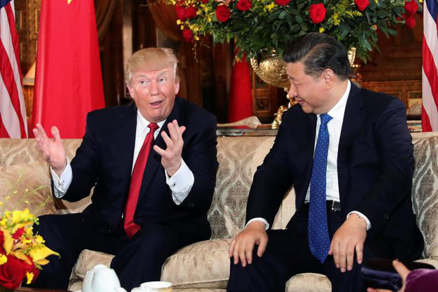 Tiết lộ về nội dung hội đ&agrave;m khi tr&ecirc;n đường tới Florida, &ocirc;ng Trump cho biết, hai vấn đề ch&iacute;nh sẽ được đề cập đến đ&oacute; l&agrave; chương tr&igrave;nh hạt nh&acirc;n Triều Ti&ecirc;n v&agrave; thương mại với Trung Quốc. (Ảnh: Reuters)
