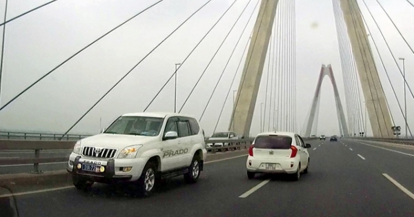 Hoảng hồn tránh 5 ô tô chạy ngược chiều trên cầu Nhật Tân