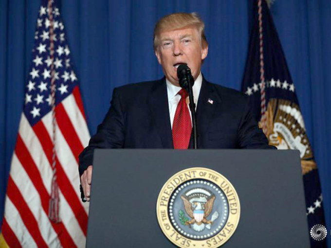 Tổng thống Trump ph&aacute;t biểu về vụ tấn c&ocirc;ng bằng t&ecirc;n lửa v&agrave;o Syria. (Ảnh: Reuters)