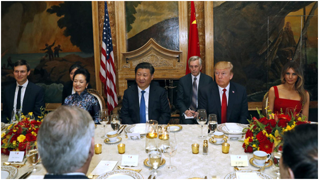 Tổng thống Donald Trump ngồi cạnh Chủ tịch Tập Cận B&igrave;nh ở một b&ecirc;n của b&agrave;n ăn d&agrave;i. Ngồi kế b&ecirc;n hai nh&agrave; l&atilde;nh đạo l&agrave; hai phu nh&acirc;n. (Ảnh: AP)