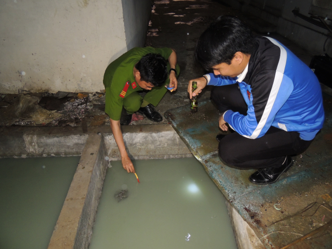 Lực lượng chức năng kiểm tra mẫu nước thải của c&ocirc;ng ty TNHH First Young Products INC. (Ảnh: C&ocirc;ng an H&agrave; Nam)
