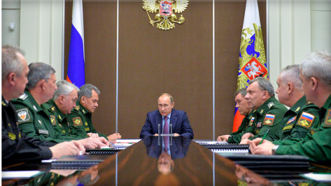 Tổng thống Putin trong một cuộc họp với c&aacute;c quan chức an ninh- quốc ph&ograve;ng.