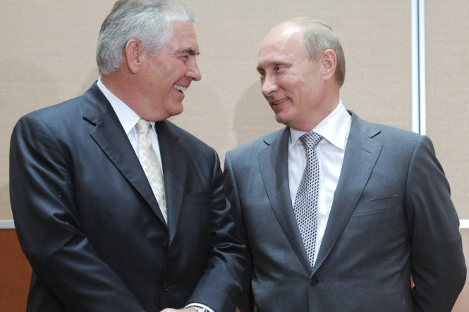 Tổng thống Nga Vladimir Putin (phải) v&agrave; &ocirc;ng Rex Tillerson khi c&ograve;n l&agrave; l&atilde;nh đạo c&ocirc;ng ty dầu kh&iacute; Mỹ - Ảnh: AFP