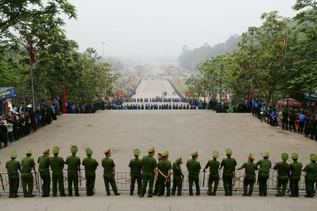 Gần 100 em sinh vi&ecirc;n t&igrave;nh nguyện l&agrave;m h&agrave;ng r&agrave;o chắn c&ugrave;ng lực lượng an ninh s&aacute;ng 6/4.