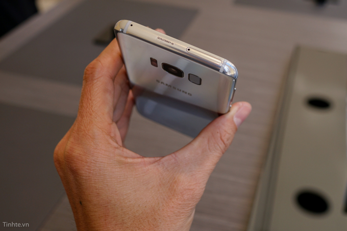 Samsung Galaxy S8 vẫn sử dụng thiết kế nh&ocirc;m kế tương tự thiết bị tiền nhiệm