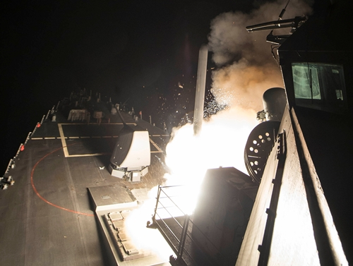 Một t&ecirc;n lửa Tomahawk ph&oacute;ng từ t&agrave;u khu trục USS Ross s&aacute;ng 7/4. Ảnh:&nbsp;Reuters.