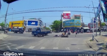 [Clip]: Người đàn ông bị xe đâm bất tỉnh vì qua đường thiếu quan sát
