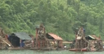 Quảng Bình: "Cát tặc" phá nát sông Long Đại
