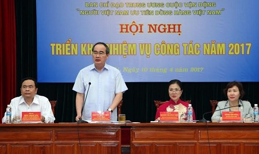 Chủ tịch Ủy ban Trung ương MTTQ Việt Nam Nguyễn Thiện Nh&acirc;n chủ tr&igrave; Hội nghị