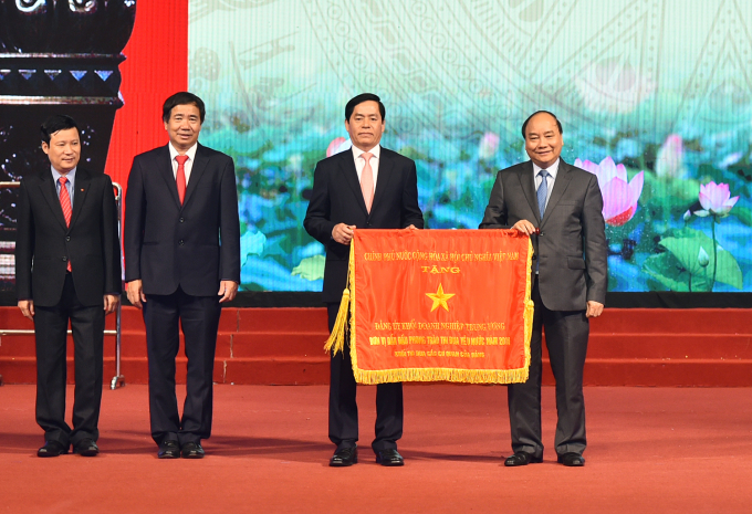 Thủ tướng trao Cờ thi đua của Ch&iacute;nh phủ cho Đảng bộ Khối Doanh nghiệp Trung ương.