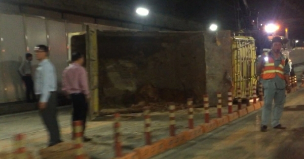Xe ben chở đất lật nhào trong hầm vượt sông Sài Gòn