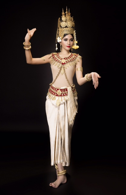 Trương Thị May mặc trang phục truyền thống nhảy điệu Apsara mừng tết Khmer