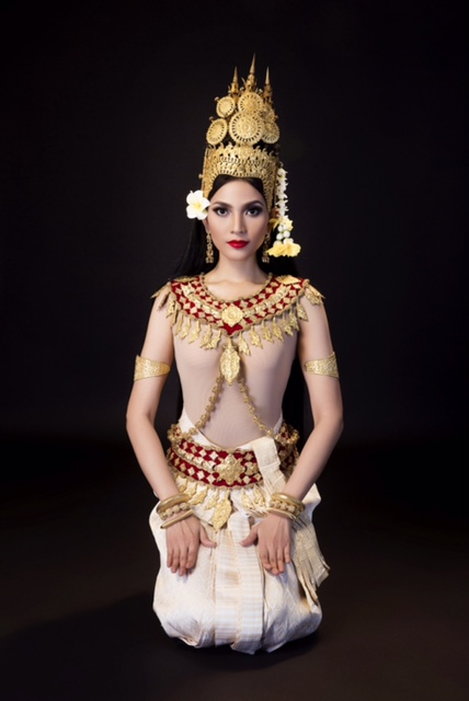 Trương Thị May mặc trang phục truyền thống nhảy điệu Apsara mừng tết Khmer