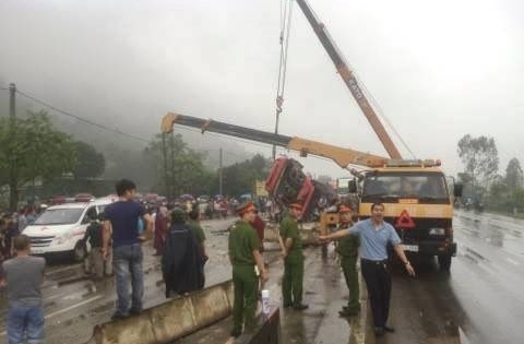 Nóng: Lật xe khách tại Hà Tĩnh, 2 người chết nhiều người bị thương