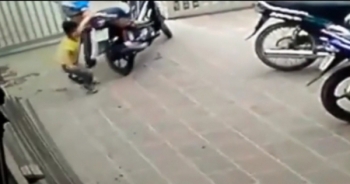 [Clip]: Bé trai liều mình giằng co với tên trộm xe máy
