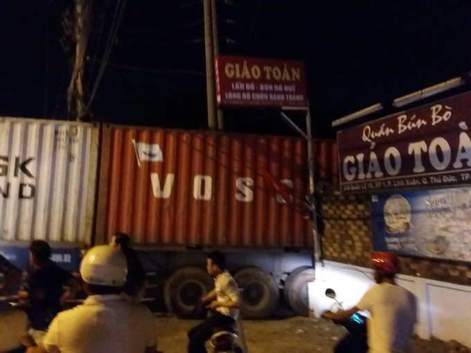 Th&ugrave;ng container t&ocirc;ng v&agrave;o qu&aacute;n lẩu b&ograve; l&agrave;m thực kh&aacute;ch một phen th&oacute;t tim.