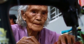 Cụ bà 92 tuổi hàng chục năm may chăn tặng người nghèo