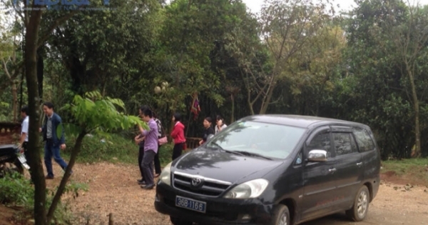 Thanh Hóa: Cán bộ huyện Thạch Thành dùng xe công đi lễ chùa trong giờ hành chính