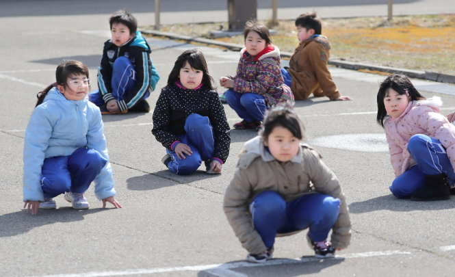 Học sinh tiểu học Nhật Bản học kỹ năng sơ t&aacute;n trong trường hợp khẩn cấp. (Ảnh: Reuters)