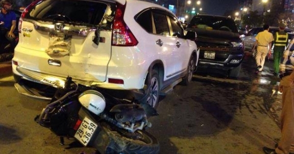 Hà Nội: Va chạm liên hoàn giữa ôtô và xe máy, một người bị thương nặng
