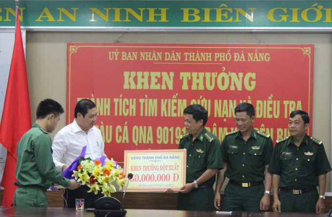 Chủ tịch UBND TP Đ&agrave; Nẵng Huỳnh Đức Thơ (&aacute;o trắng) trao bằng khen cho c&aacute;n bộ, chiến sỹ BĐBP TP Đ&agrave; Nẵng.