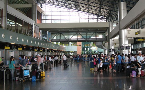 Nhân viên sân bay bị "tố" chiếm đoạt túi đồ đánh rơi của hành khách