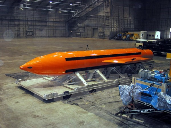Một quả bom GBU-43/B (MOAB) tại Trung t&acirc;m qu&acirc;n bị của lực lượng kh&ocirc;ng qu&acirc;n Eglin ở Florida, Mỹ. (Nguồn: EPA/TTXVN)