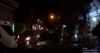 [Clip]: Đi sai làn đường, người phụ nữ hung hăng xuống xe gây sự với tài xế