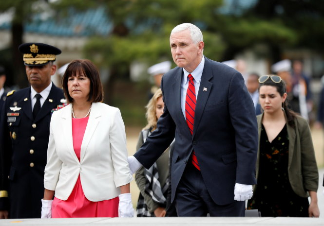 Ph&oacute; Tổng thống Mike Pence c&ugrave;ng phu nh&acirc;n đến thăm Nghĩa trang Quốc gia ở Seoul chiều 16-4 - Ảnh: Reuters