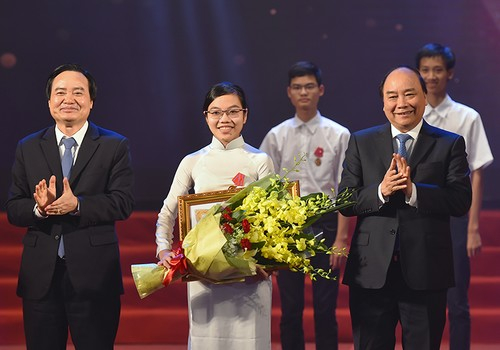 Đinh Thị Hương Thảo nhận Hu&acirc;n chương Lao động hạng ba do Thủ tướng Nguyễn Xu&acirc;n Ph&uacute;c trao tặng.