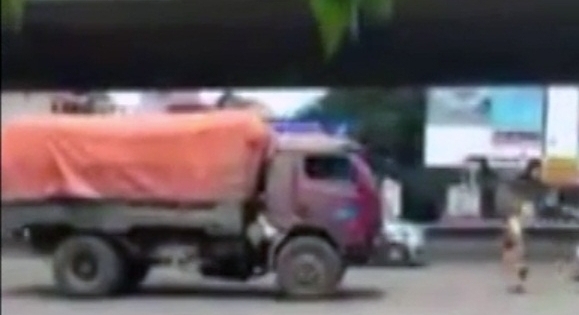 Hà Nội: Lùi xe chạy trốn CSGT, tài xế bị tước giấy phép 3 tháng
