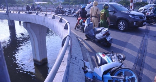 Xe máy va vào thành cầu, 2 người rơi xuống kênh thương vong