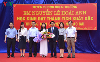 L&atilde;nh đạo nh&agrave; trường trao bằng khen cho học sinh Nguyễn L&ecirc; Ho&agrave;i Anh.