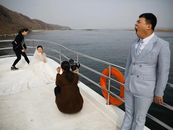 C&aacute;c cặp uy&ecirc;n ươngTrung Quốc cũng thường thu&ecirc; thuyền v&agrave; đi dọc bi&ecirc;n giới Triều Ti&ecirc;n để chụp ảnh cưới.
