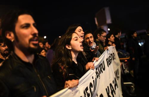 Thổ Nhĩ Kỳ: Biểu t&igrave;nh quy m&ocirc; lớn phản đối kết quả trừng cầu &yacute; d&acirc;n. Ảnh: AFP/TTXVN.