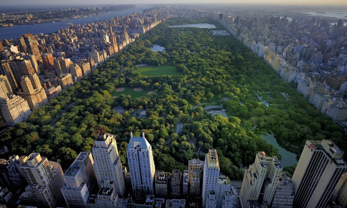 C&ocirc;ng vi&ecirc;n Trung t&acirc;m tại Manhattan, New York, Mỹ c&oacute; quy m&ocirc; 500 ha, được thiết kế với hệ thống cảnh quan c&acirc;y xanh c&ugrave;ng nhiều hồ nước xanh m&aacute;t
