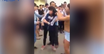 Hà Nội: Nữ sinh bị ép quỳ gối ngay trước cổng trường