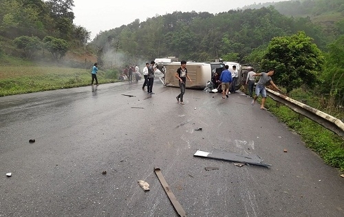 Lạng Sơn: Hai ô tô ngược chiều đâm nhau tại dốc Sài Hồ, 6 người bị thương