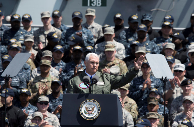 Ph&oacute; tổng thống Pence ph&aacute;t biểu tại căn cứ hải qu&acirc;n của Mỹ đ&oacute;ng tại Nhật Bản h&ocirc;m 19/4. (Ảnh:&nbsp;Reuters.)