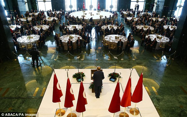 &Ocirc;ng Erdogan tổ ph&aacute;t biểu trong buổi tiệc d&agrave;nh cho c&aacute;c quan chức ở Dinh Tổng thống. Ảnh: ABACA/PA.